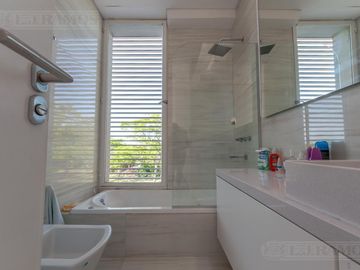 Casa a la laguna, con 4 dormitorios  en venta en  El Golf - Nordelta
