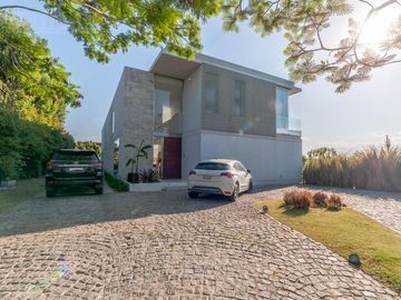 Casa a la laguna, con 4 dormitorios  en venta en  El Golf - Nordelta