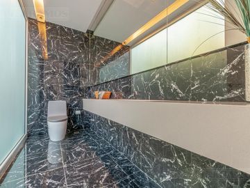Casa a la laguna, con 4 dormitorios  en venta en  El Golf - Nordelta