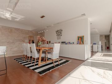 Casa a la laguna, con 4 dormitorios  en venta en  El Golf - Nordelta