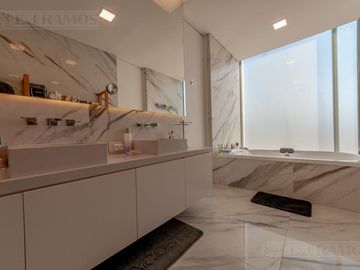 Casa a la laguna, con 4 dormitorios  en venta en  El Golf - Nordelta