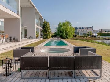 Casa a la laguna, con 4 dormitorios  en venta en  El Golf - Nordelta