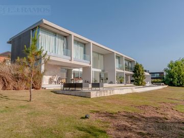 Casa a la laguna, con 4 dormitorios  en venta en  El Golf - Nordelta