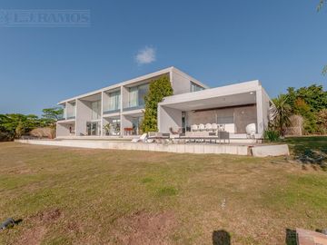 Casa a la laguna, con 4 dormitorios  en venta en  El Golf - Nordelta
