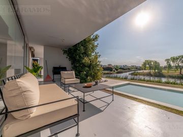 Casa a la laguna, con 4 dormitorios  en venta en  El Golf - Nordelta