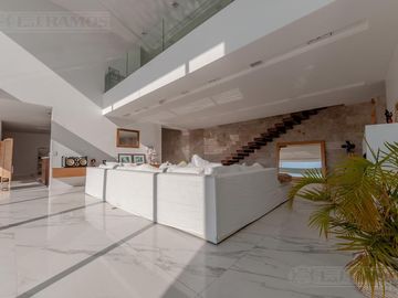 Casa a la laguna, con 4 dormitorios  en venta en  El Golf - Nordelta