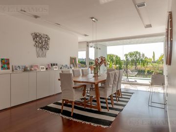 Casa a la laguna, con 4 dormitorios  en venta en  El Golf - Nordelta