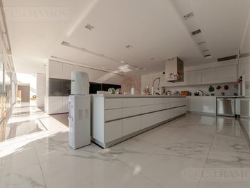 Casa a la laguna, con 4 dormitorios  en venta en  El Golf - Nordelta