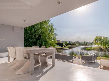 Casa a la laguna, con 4 dormitorios  en venta en  El Golf - Nordelta