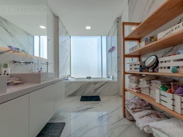 Casa a la laguna, con 4 dormitorios  en venta en  El Golf - Nordelta