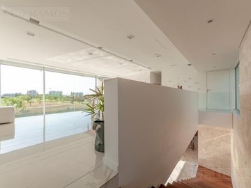 Casa a la laguna, con 4 dormitorios  en venta en  El Golf - Nordelta