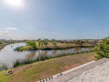 Casa a la laguna, con 4 dormitorios  en venta en  El Golf - Nordelta