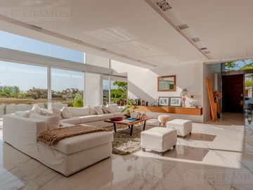 Casa a la laguna, con 4 dormitorios  en venta en  El Golf - Nordelta