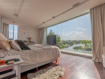 Casa a la laguna, con 4 dormitorios  en venta en  El Golf - Nordelta