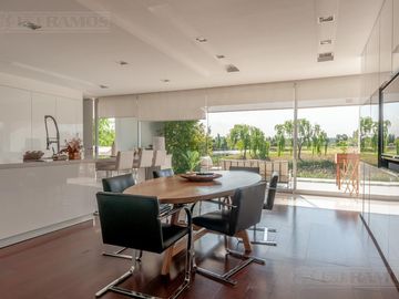 Casa a la laguna, con 4 dormitorios  en venta en  El Golf - Nordelta