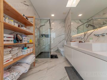 Casa a la laguna, con 4 dormitorios  en venta en  El Golf - Nordelta