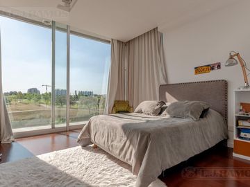 Casa a la laguna, con 4 dormitorios  en venta en  El Golf - Nordelta