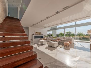 Casa a la laguna, con 4 dormitorios  en venta en  El Golf - Nordelta