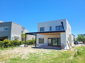 Puertos - Araucarias | Venta | Muy linda casa de 3 dormitorios con escritorio/dependencia