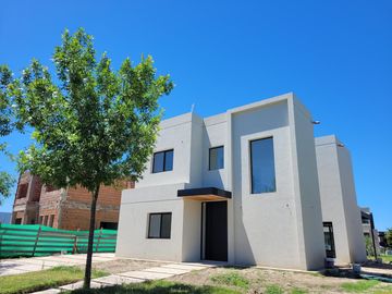 Puertos - Araucarias | Venta | Muy linda casa de 3 dormitorios con escritorio/dependencia