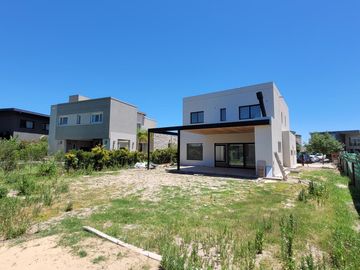 Puertos - Araucarias | Venta | Muy linda casa de 3 dormitorios con escritorio/dependencia