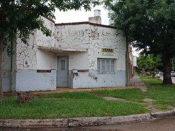 Casa se vende a refaccionar o demoler en Santa Fe