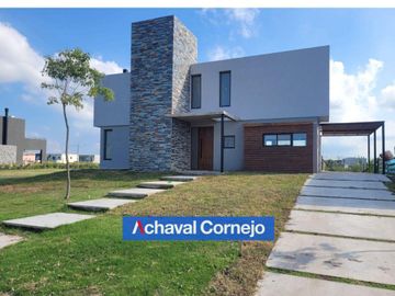 VENTA | Casa a estrenar de 3 dormitorios , escritorio y pileta  | Barrio Riberas