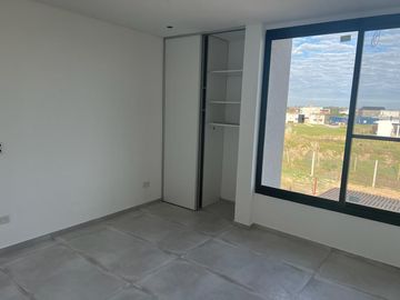 VENTA | Casa a estrenar de 3 dormitorios , escritorio y pileta  | Barrio Riberas