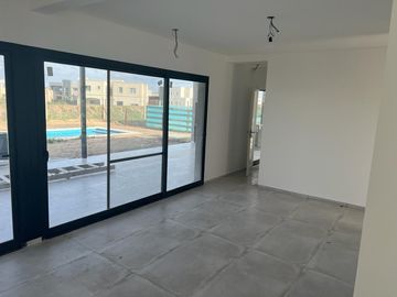 VENTA | Casa a estrenar de 3 dormitorios , escritorio y pileta  | Barrio Riberas