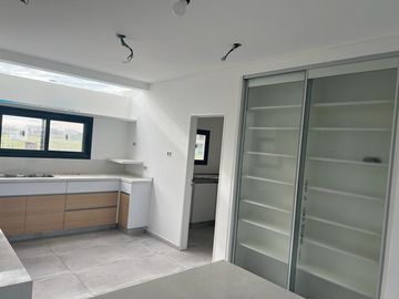 VENTA | Casa a estrenar de 3 dormitorios , escritorio y pileta  | Barrio Riberas