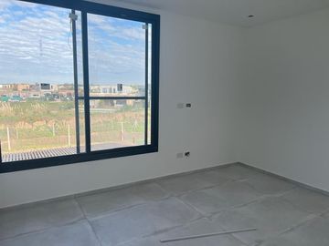 VENTA | Casa a estrenar de 3 dormitorios , escritorio y pileta  | Barrio Riberas