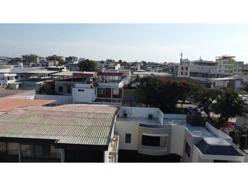 En venta casa frente a puerto de Manta, ideal para hotel.
