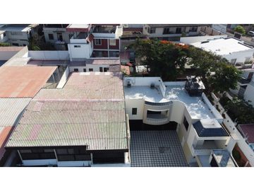 En venta casa frente a puerto de Manta, ideal para hotel.