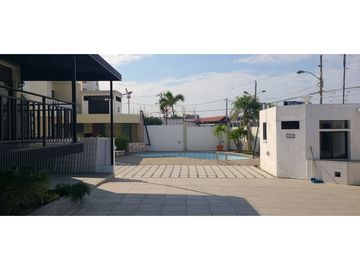 En venta casa frente a puerto de Manta, ideal para hotel.