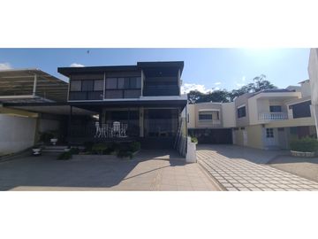 En venta casa frente a puerto de Manta, ideal para hotel.
