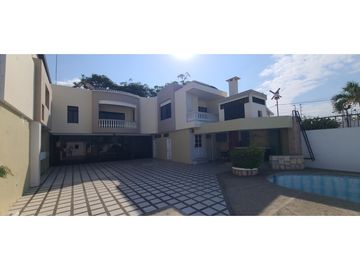 En venta casa frente a puerto de Manta, ideal para hotel.