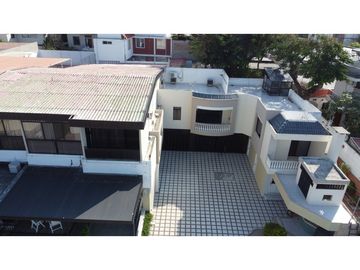 En venta casa frente a puerto de Manta, ideal para hotel.