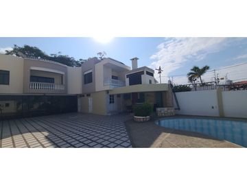 En venta casa frente a puerto de Manta, ideal para hotel.