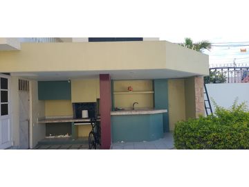 En venta casa frente a puerto de Manta, ideal para hotel.
