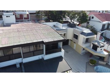 En venta casa frente a puerto de Manta, ideal para hotel.