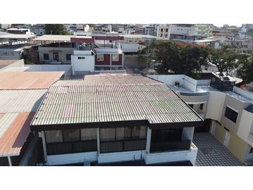 En venta casa frente a puerto de Manta, ideal para hotel.