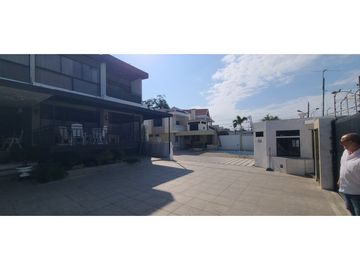 En venta casa frente a puerto de Manta, ideal para hotel.