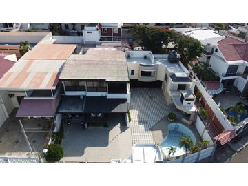 En venta casa frente a puerto de Manta, ideal para hotel.