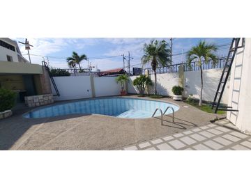 En venta casa frente a puerto de Manta, ideal para hotel.