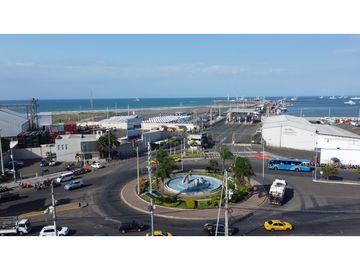 En venta casa frente a puerto de Manta, ideal para hotel.