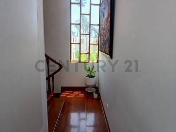 ¡Hermosa casa chalet en La Encantada De Villa, zona exclusiva!