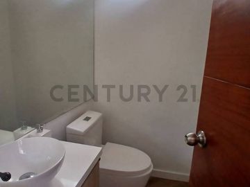 ¡Hermosa casa chalet en La Encantada De Villa, zona exclusiva!