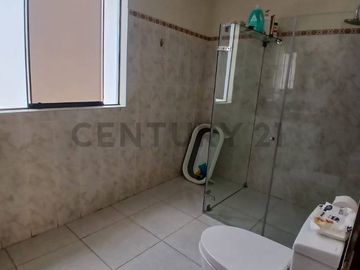 ¡Hermosa casa chalet en La Encantada De Villa, zona exclusiva!