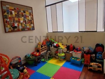 ¡Hermosa casa chalet en La Encantada De Villa, zona exclusiva!