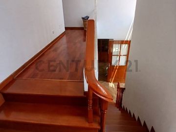¡Hermosa casa chalet en La Encantada De Villa, zona exclusiva!